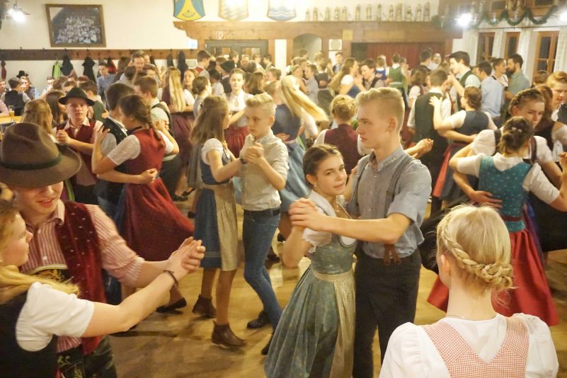 kl-Reger Betrieb beim Volkstanzabend in Hittenkirchen