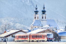 liegengebliebener Zug mit Aschauer Kirche_Foto H. Reiter