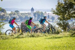 Radln mit Blick auf Fraueninsel Chiemsee-Alpenland Tourismus