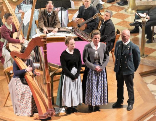 im Vordergrund der Familiengsang Abstreiter