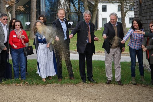 2 Aussaat mit (v.l.) C. Pfaffinger, M. Zaiczek, F. Schwaller und Dr. Böhm-©Chiemsee-Alpenland Tourismus