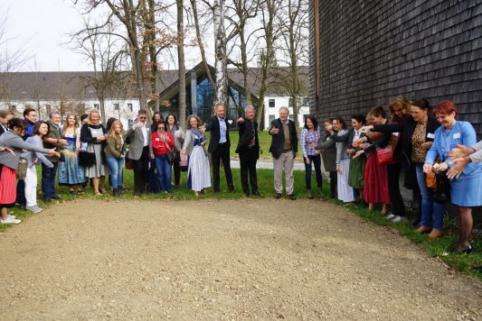 3 gemeinsame Aussaat der Blumenwiese-©Chiemsee-Alpenland Tourismus