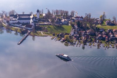 Fraueninsel mit Schiff