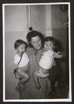 Marjanna Pass rechts auf Arm einer Betreuerin