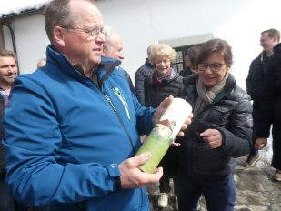 PGR-Vorsitzender Peter Huber mit Wildenwarter Kerze