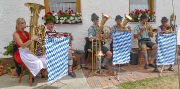 Die Lindacher Tanzlmusi spielt beim Vierseithoffest wieder schneidig auf