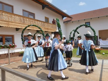 Die Trachtenjugend der 'Holzlandler' präsentiert beim Vierseithoffest auch den festlichen Laubentanz