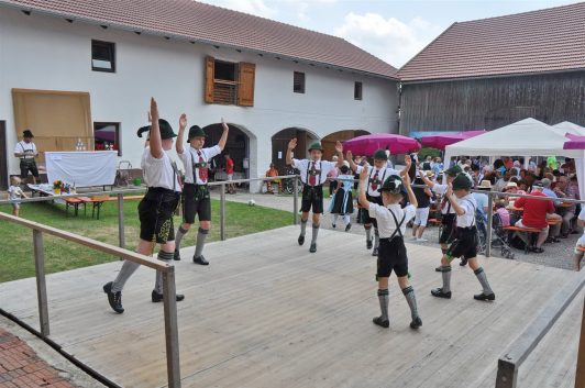 Vierseithoffest in Englsperg_Plattler der Trachtenjugend