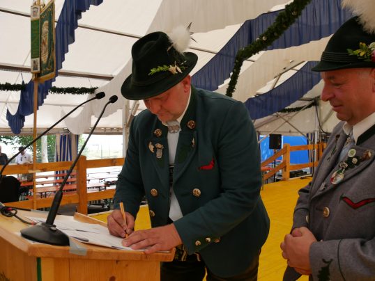 1. Vorstand Sepp Dickl bei der Unterzeichnung der Gaufestvereinbarung, rechts im Bild stellvertretender Gauvorstand, Michael Hauser