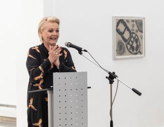 Oberbürgermeisterin Bauer bei der Eröffnung Schule trifft Kunst, Foto Martin Weiand