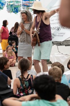 Schule trifft Kunst, Eröffnung mit TurboLenz und Rektorin Andrea Wimmer, Luitpold-Grundschule, Bad Aibling, Foto Martin Weiand