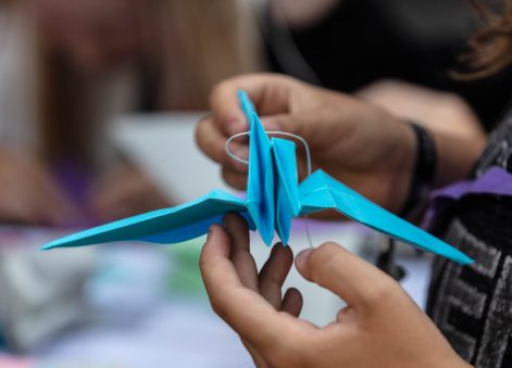 Schule trifft Kunst, Kraniche falten, Glücksbringer, Foto Martin Weiand