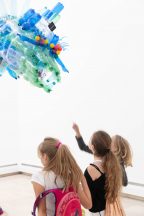 Schule trifft Kunst, Mangfall-Monster begegnet Schülerinnen, Foto Martin Weiand