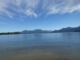Chiemseepromenade mit Bergen