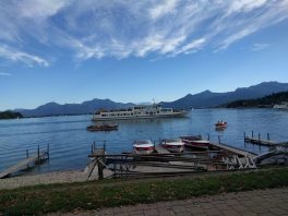 Chiemseepromenade mit Schiff