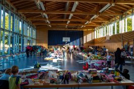 Kinderkleider-Spielzeug-Markt-1900542