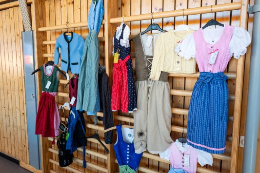 Kinderkleider-Spielzeug-Markt-1900556