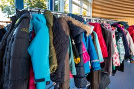 Kinderkleider-Spielzeug-Markt-1900563