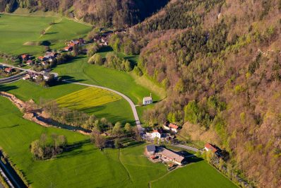 Nussdorf-Kirche Hl. Kreuz-Grenze Oesterreich