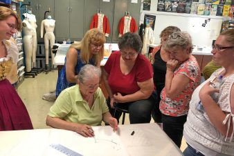 1Annamierl Raab (sitzend)