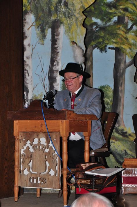 Altbuergermeister Sepp Eder führt bei der Nachmittagsveranstaltung des Holzlandler-Heimatabends durch das Programm