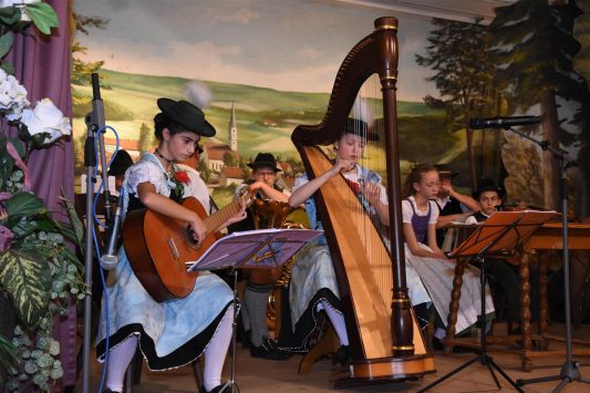 Die Dirndlmusi (Lena und Theresa) wirkt ebenfalls beim Heimatabend mit
