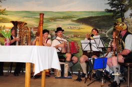 Die Oakarrer Musi umrahmt den Heimatabend mit schneidigen Musikstuecken