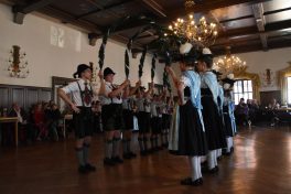 Die Trachtenjugend beim Laubentanz