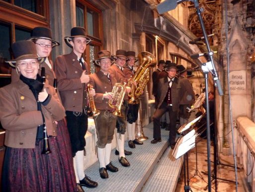 SamerBläser und Sänger auf Rathausbalkon
