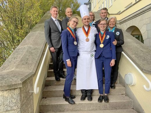 kl-Deutsche Vizemeisterin Anna Albrecht, bayr Mannschaft,_Trainer