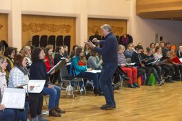Chorprobe Markus Zwink und Chor Foto Andreas Stueckl