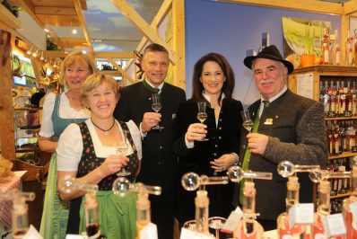 1Ministerin bei CAT-Schnapsbrenner