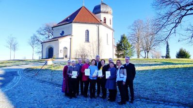 kl-Gruppe mit Kirche