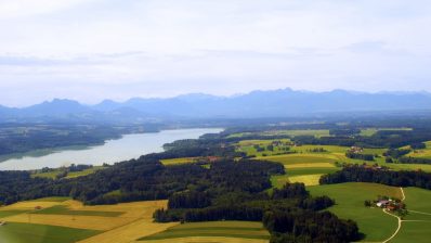 03-br-heimat-ueber-den-wolken-anflug-zum-simsee-100~_v-img__16__9__xl_-d31c35f8186ebeb80b0cd843a7c267a0e0c81647