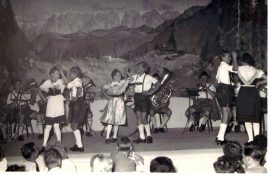 1--ca. 1953 Kindergruppe 2GTEV Prien Bayer. Hof