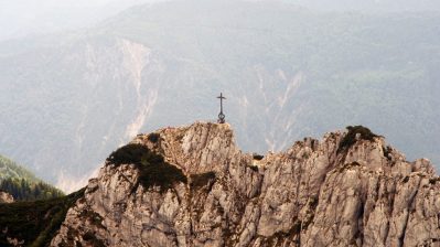 15-br-heimat-ueber-den-wolken-kampenwand-mit-gipfelkreuz-100~_v-img__16__9__xl_-d31c35f8186ebeb80b0cd843a7c267a0e0c81647