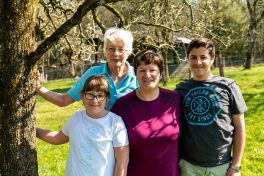 Familie Huber vorne Antonia, Jana und Max Huber, dahinter Monika Huber
