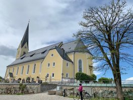 Kirche mit Radlerin