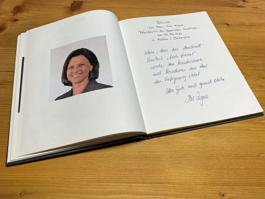 eintrag goldenes Buch_Foto H. Reiter