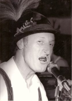 Werner Fütterer mit Mundharmonika