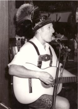 Werner Fütterer mit Mundharmonika und Gitarre