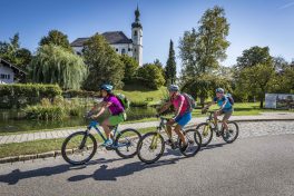 kl-B012a_Radeln durch idyllische Orte (Breitbrunn a.Chiemsee)-©Chiemsee-Alpenland Tourismus