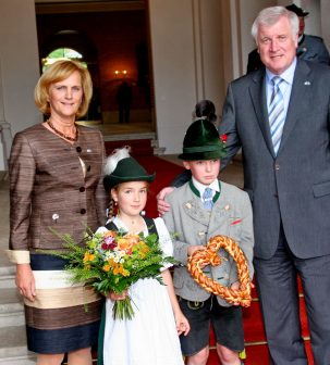 2MPundTrachtenkinder