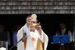 EB477571-60FF-4349-97DF-A16505ACF2B4