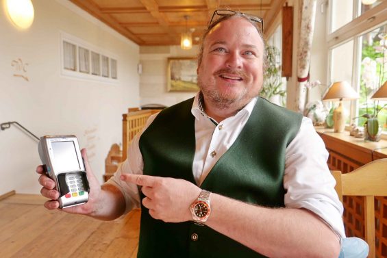 kl-1Wirt Florian Ebner mit EC-Gerät