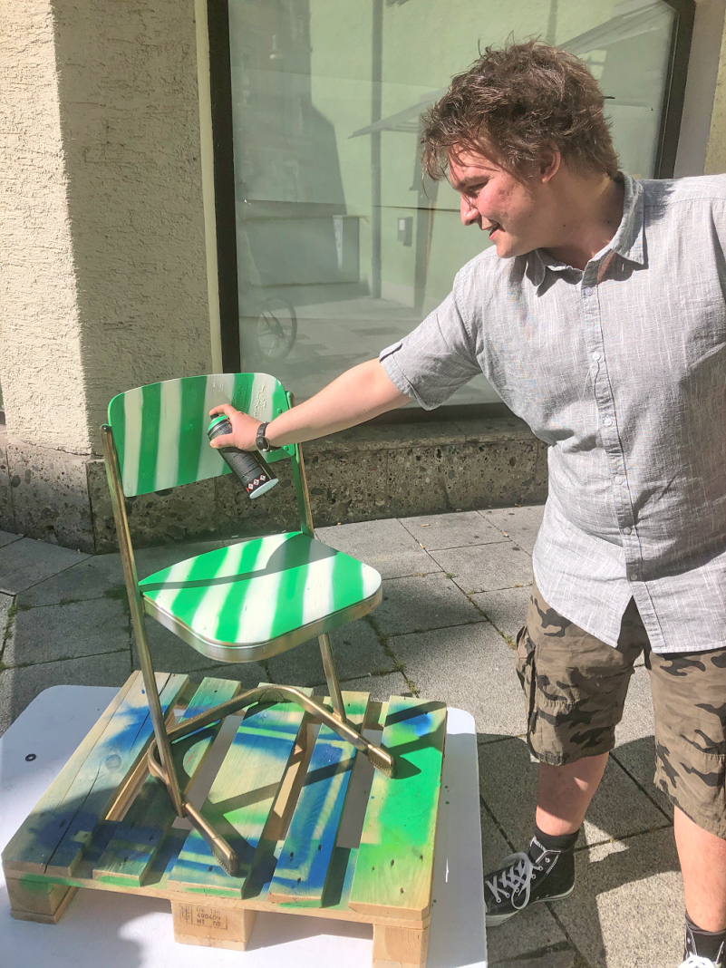 stuhlaktion_beppo roderer_kunstkollektiv_