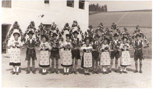 4 Tanz- und Plattlergruppe mit dem Sterntanz 1950