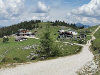 Die_Eggenalm_links_Straubinger_Haus