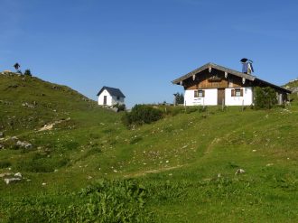 Eines_der_Almgebäude_und_die Kapelle