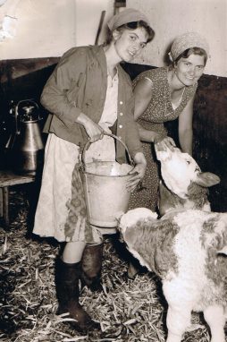 MarianneundHeidiimStall ca. 1970